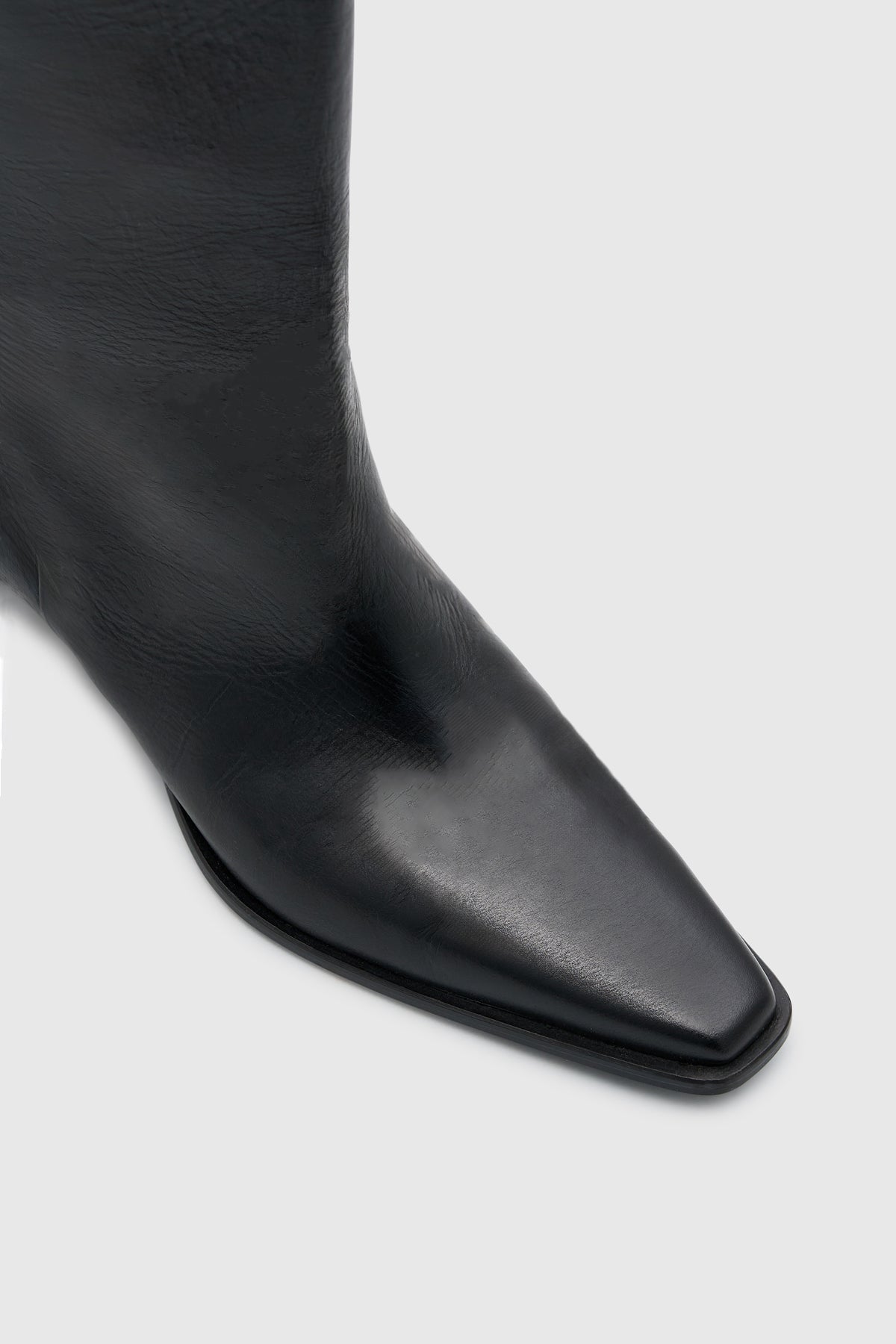 Three-quarter view CAMILLA AND MARC Rowan Knee Boot in Black tumbled‑look Italian cow leather.