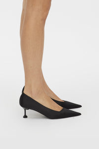 Side view CAMILLA AND MARC Siri Satin Pump in Black on foot.